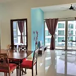 Regalia Suites With Infinity Pool Kl - By Staycation Homes